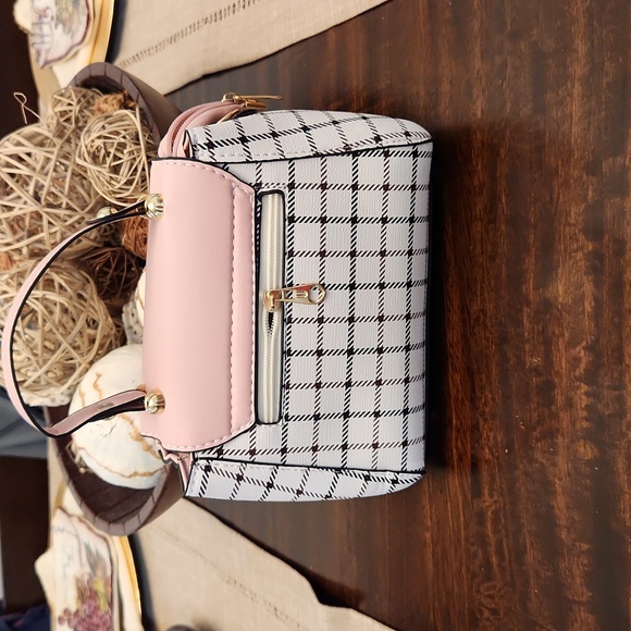 Precious Pink Handbag P1 - Picture 2 of 2